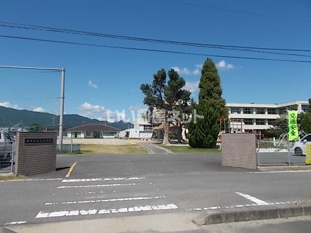 近くの津市立村主小学校まで713m（徒歩9分）