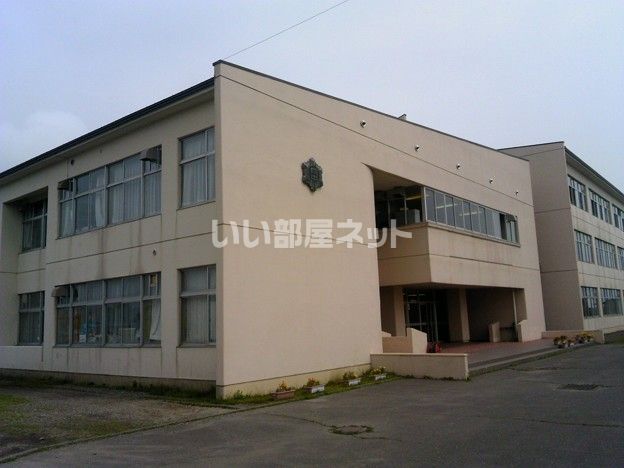 近くの白老中学校まで597m（徒歩8分）