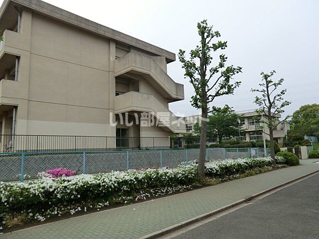 近くの中学校まで1,611m（徒歩21分）