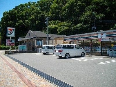 近くのコンビニまで989m（徒歩13分）