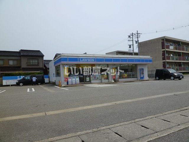 近くのコンビニまで909m（徒歩12分）