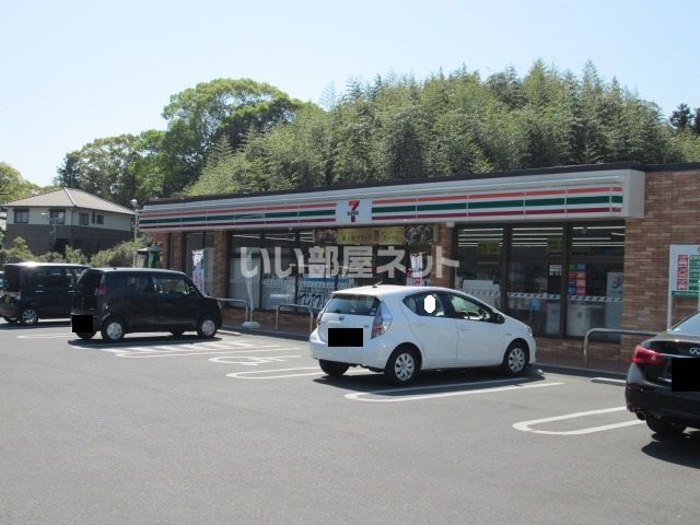 近くのコンビニまで602m（徒歩8分）