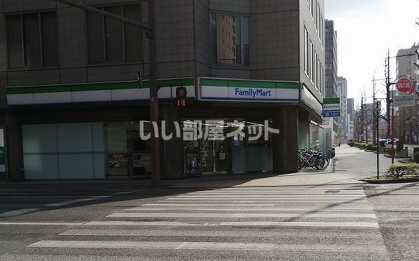 近くのコンビニまで586m（徒歩8分）