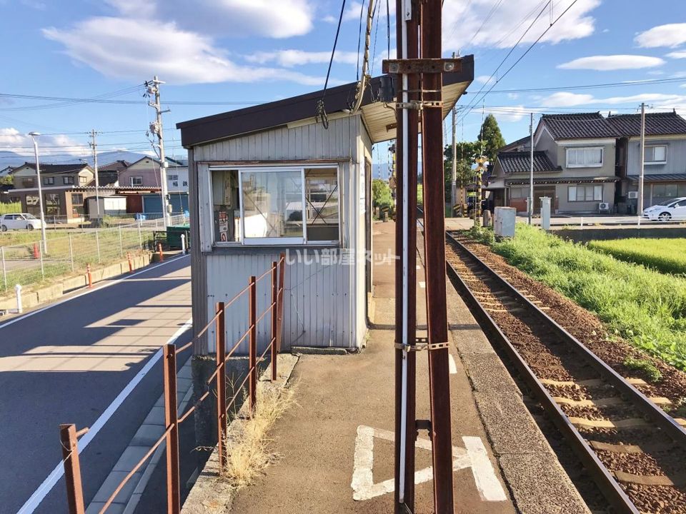 近くの富山地鉄立山線稚子塚駅まで2,434m（徒歩31分）