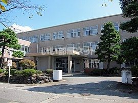 近くの県立上市高校まで1,271m（徒歩16分）