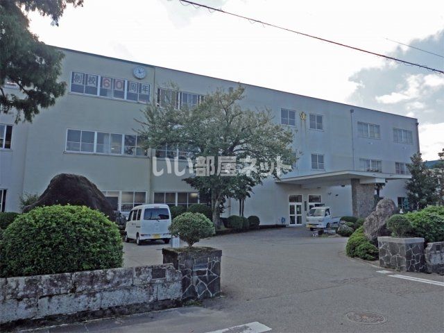 近くの上市町立上市中央小学校まで1,569m（徒歩20分）