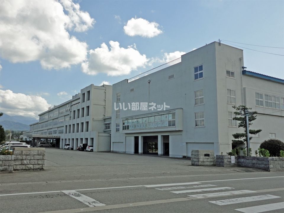 近くの上市町立上市中学校まで2,139m（徒歩27分）