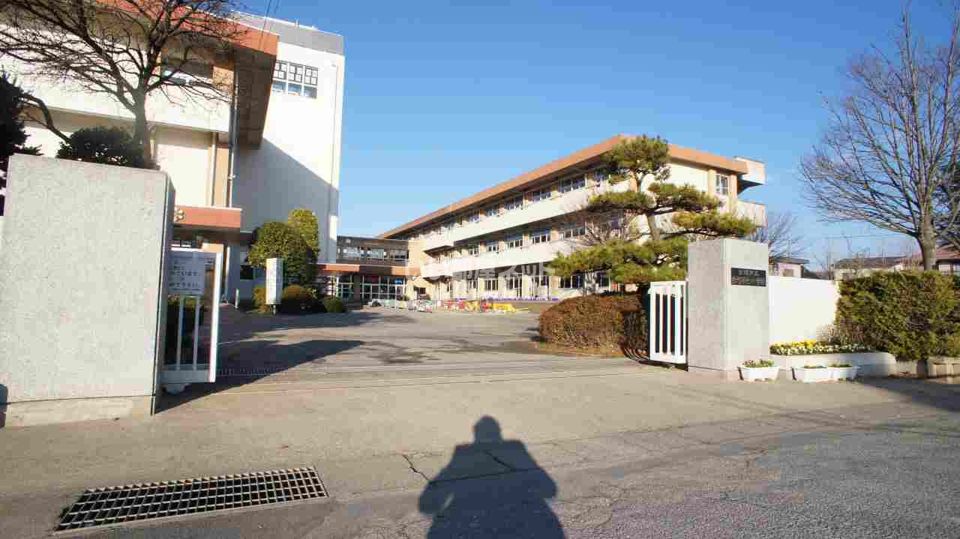 近くの小学校まで497m（徒歩7分）