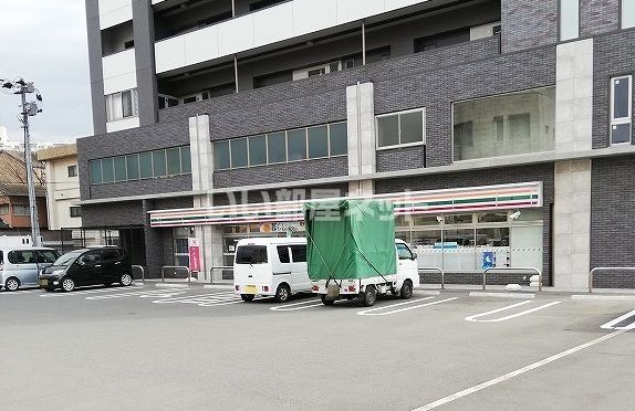 近くのコンビニまで342m（徒歩5分）