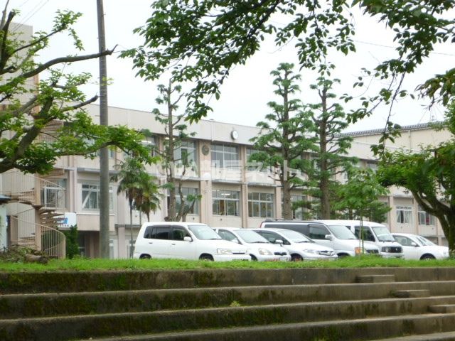 近くの中学校まで312m（徒歩4分）