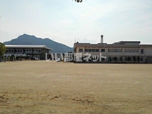 近くに多度津町立四箇小学校あり