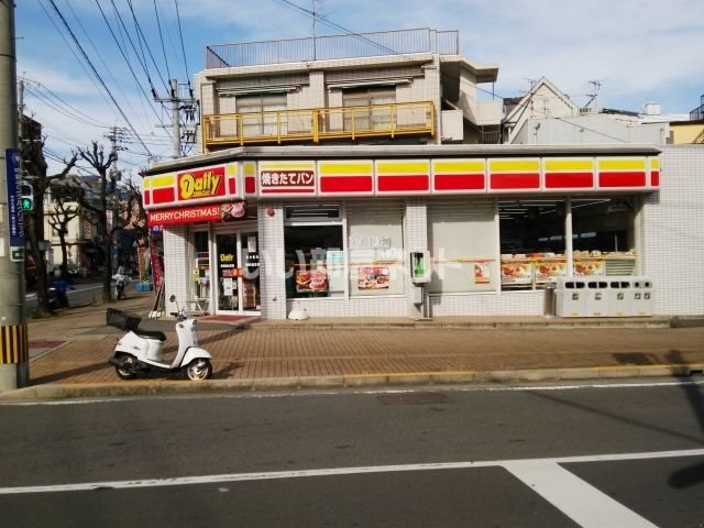 近くのコンビニまで196m（徒歩3分）