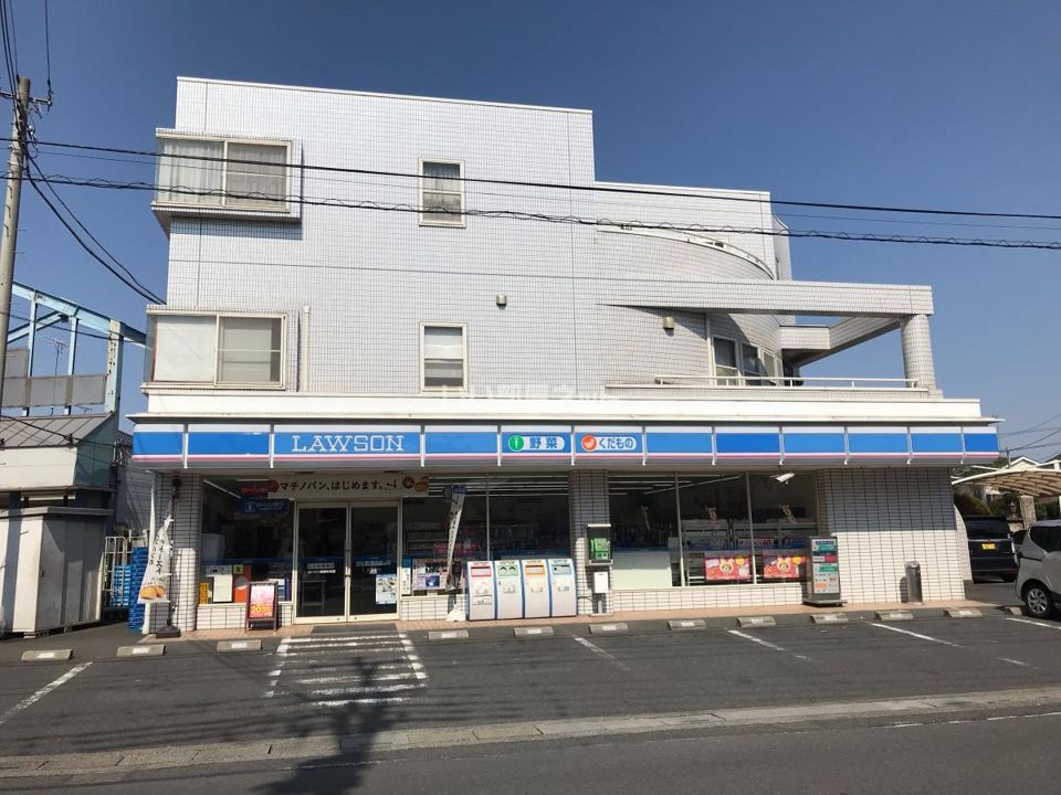 近くのコンビニまで869m（徒歩11分）