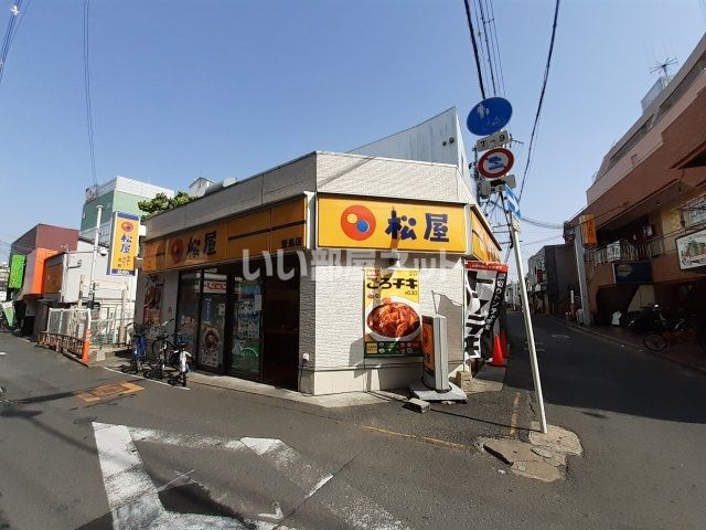 近くの飲食店まで943m（徒歩12分）