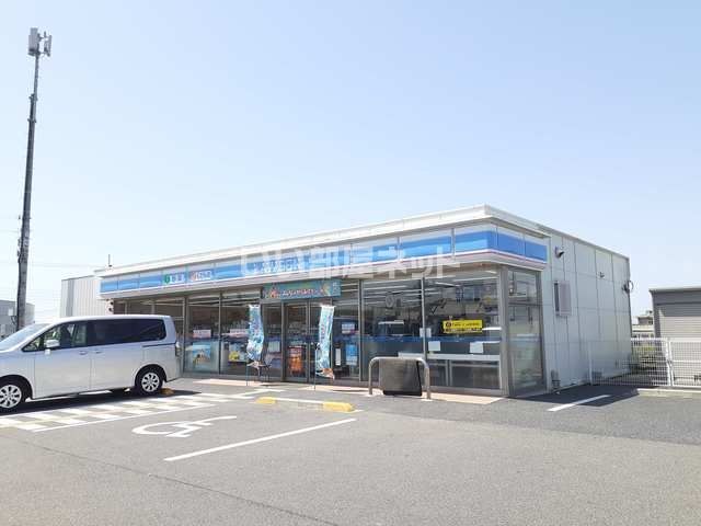 近くのコンビニまで318m（徒歩4分）