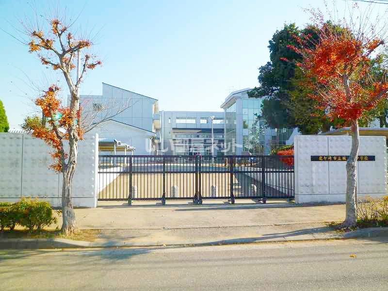 近くの龍ケ崎市立城ノ内中学校まで1,142m(徒歩15分)