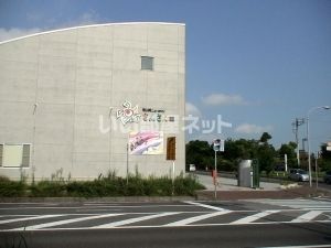 近くの龍ケ崎市役所東部出張所(さんさん館)まで1,277m(徒歩16分)