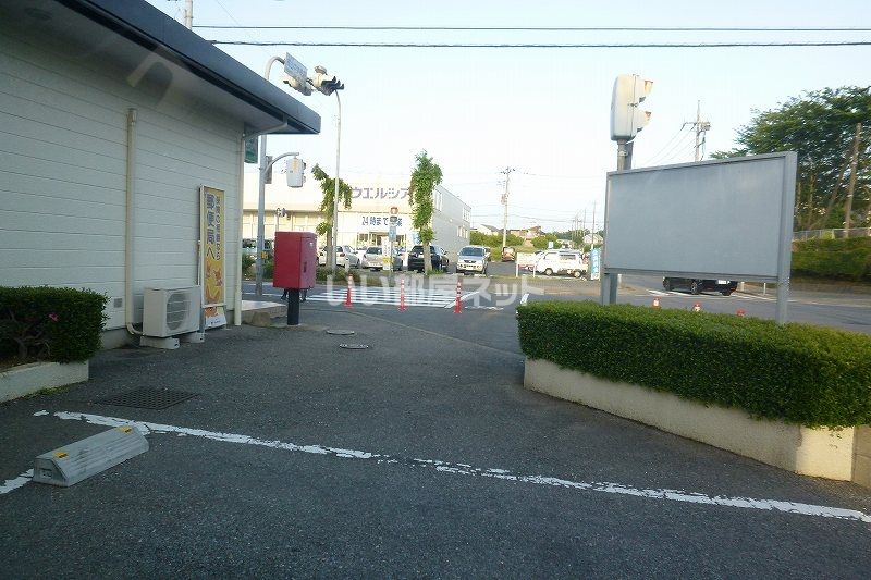 近くの郵便局まで1,020m（徒歩13分）