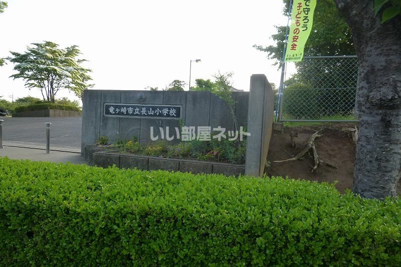 近くの小学校まで859m（徒歩11分）