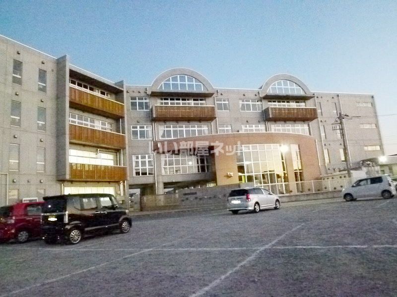 近くの龍ケ崎市立馴柴小学校まで976m（徒歩13分）