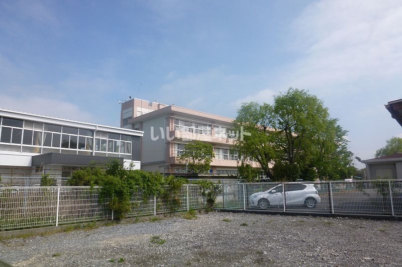 近くの六郷小学校まで549m（徒歩7分）