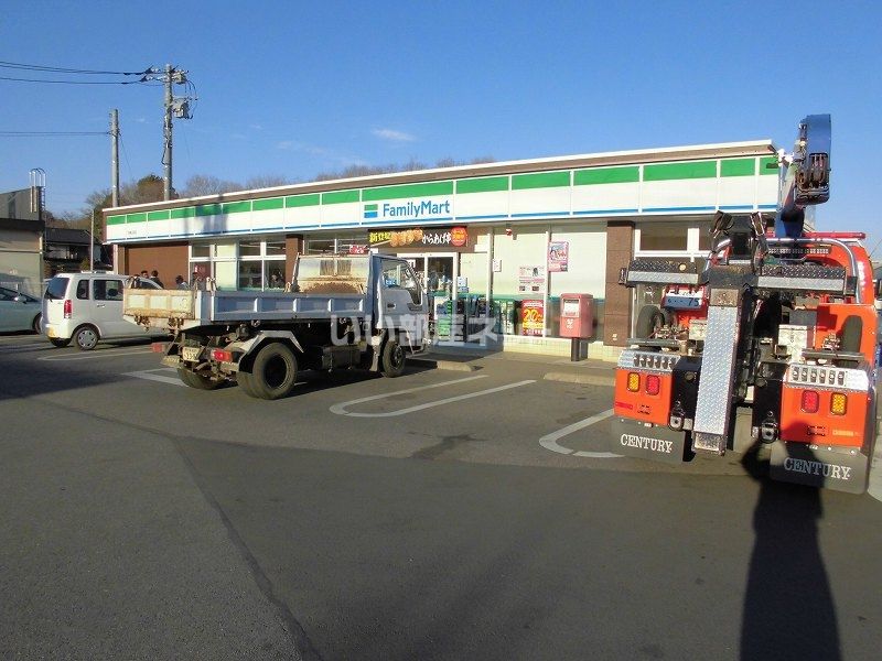 近くのファミリーマート坂東辺田店まで252m（徒歩4分）