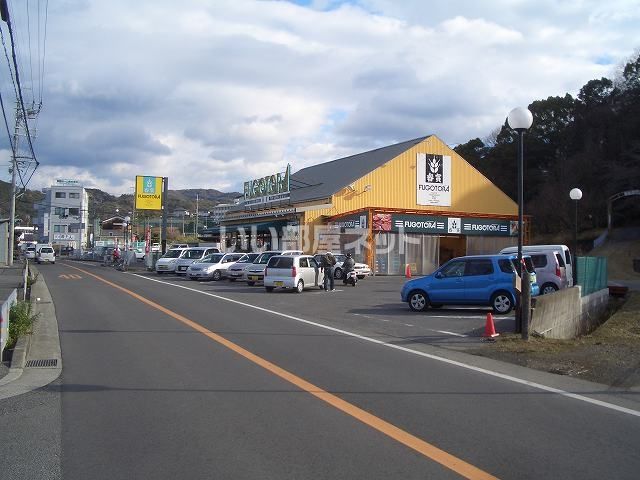 近くのスーパーまで905m（徒歩12分）