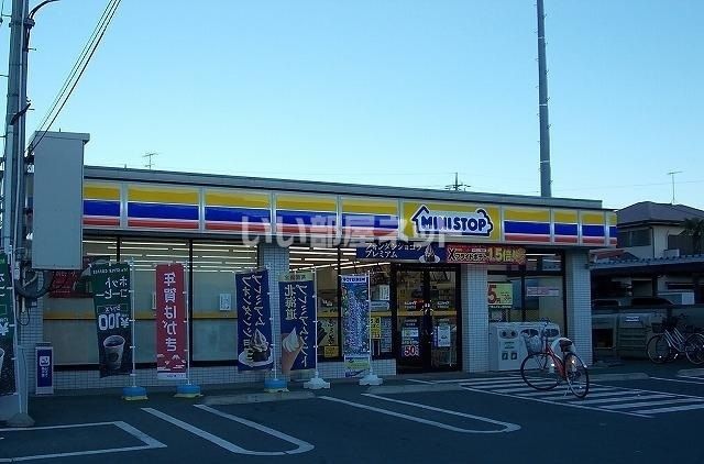近くのコンビニまで832m（徒歩11分）