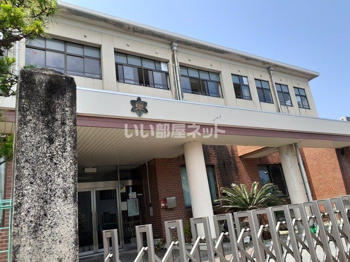 近くに彦根市立稲枝東小学校あり