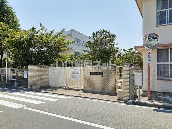 近くの小学校まで1,667m（徒歩21分）