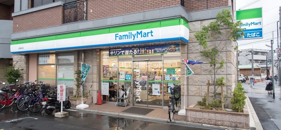 近くのコンビニまで587m（徒歩8分）