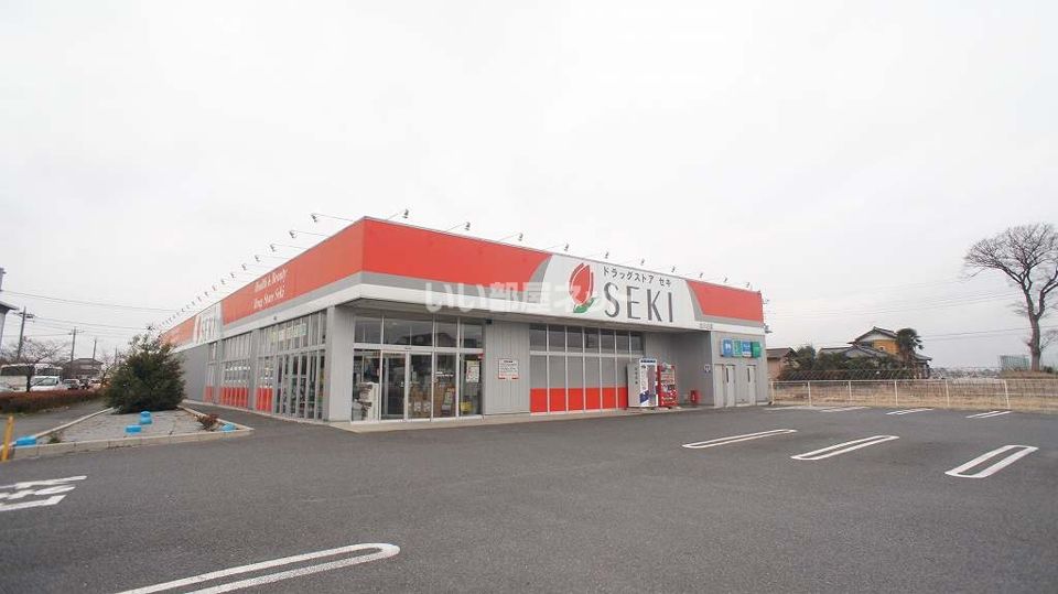 近くのドラッグストアセキ 北川辺店まで1,260m（徒歩16分）