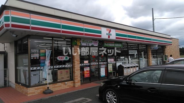 近くのコンビニまで740m（徒歩10分）