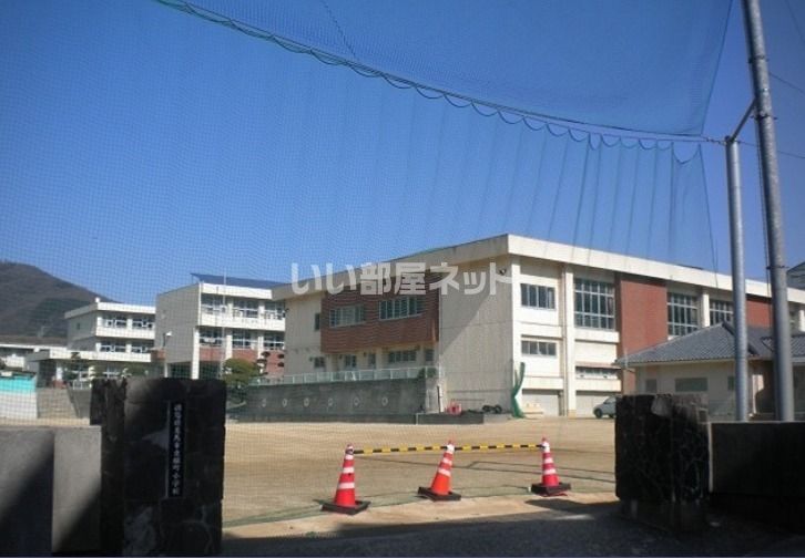 近くの脇町小学校まで565m（徒歩8分）