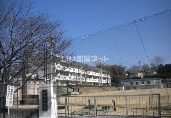近くの脇町中学校まで2,343m（徒歩30分）