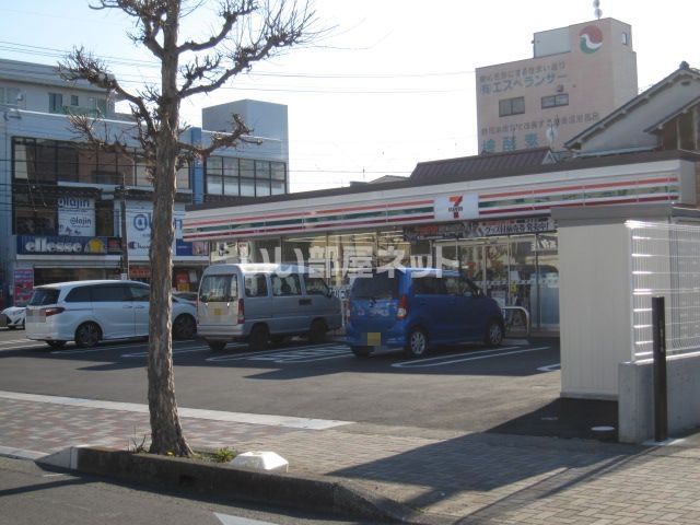 近くのコンビニまで630m（徒歩8分）
