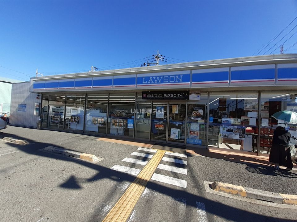 近くのコンビニまで496m（徒歩7分）