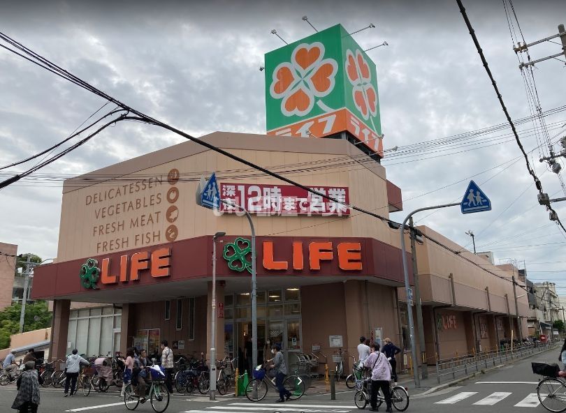 近くのライフ加賀屋店まで449m（徒歩6分）