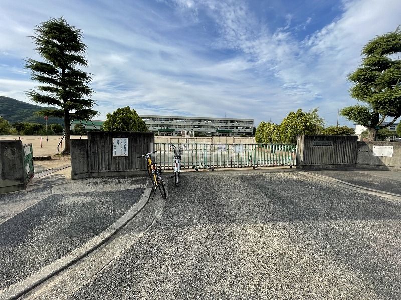 近くの小学校まで1,579m（徒歩20分）