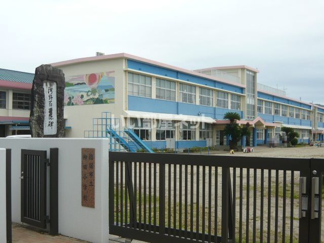 近くの指宿市立柳田小学校まで1,379m（徒歩18分）