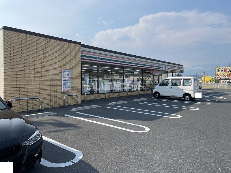 近くのコンビニまで633m（徒歩8分）