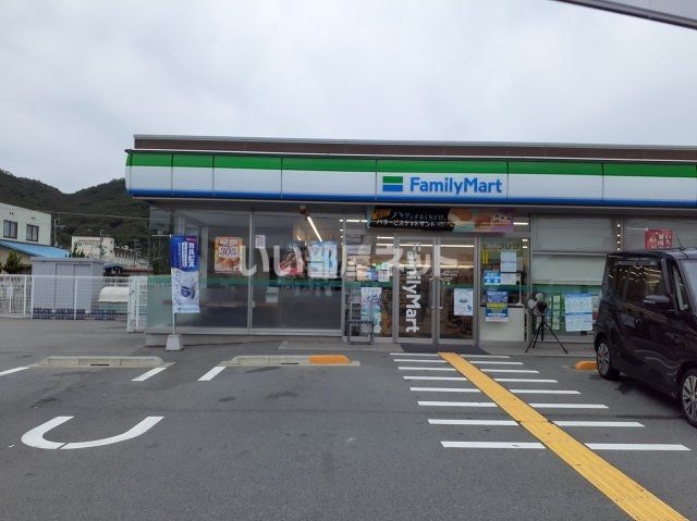 近くのコンビニまで975m（徒歩13分）