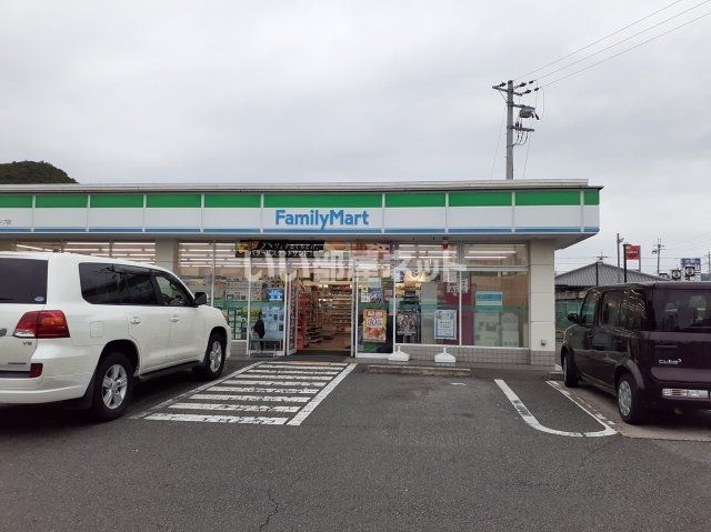 近くのコンビニまで728m（徒歩10分）