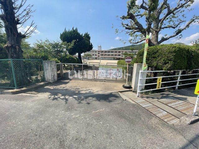 近くの岡山市立角山小学校まで1,299m（徒歩17分）