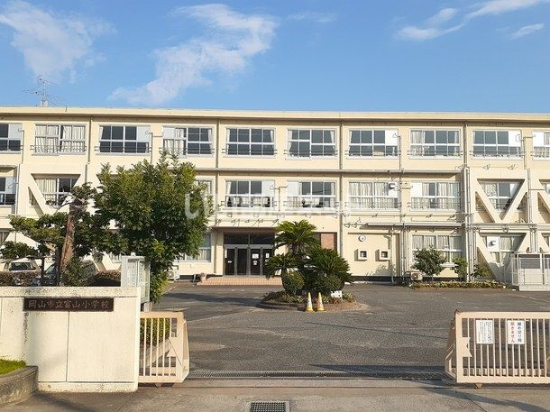 近くの小学校まで817m（徒歩11分）