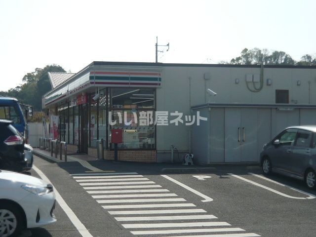 近くのコンビニまで658m（徒歩9分）