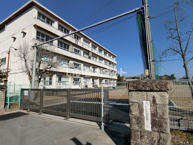 近くの小学校まで705m（徒歩9分）