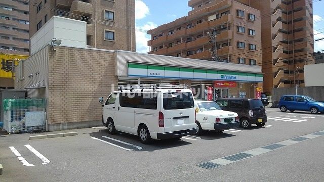 近くのコンビニまで613m（徒歩8分）