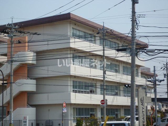 近くの諸江町小学校まで1,034m（徒歩13分）