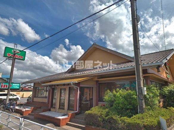 近くの飲食店まで943m（徒歩12分）